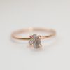 Pierścionek w różowym złocie z szarym surowym diamentem