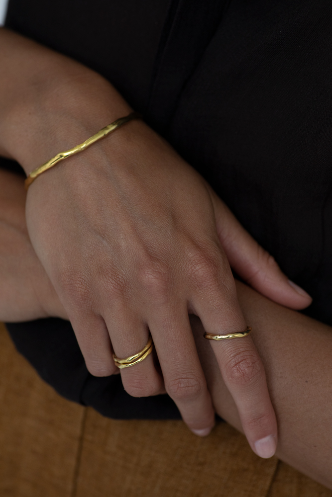 Obrączki i bransoletka ręcznie robione Mokave pozłacane - Anima - na dłoni