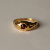 Pierścionek ręcznie robiony Mokave pozłacany z bordową cyrkonią - Psyche duży - zdjęcie