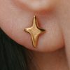 Kolczyki ręcznie robione Mokave na sztyfcie pozłacane - Małe gwiazdki - detal