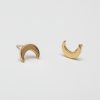 Ręcznie robione kolczyki Moon - małe pozłacane półksiężyce na sztyft ujęcie pod kątem