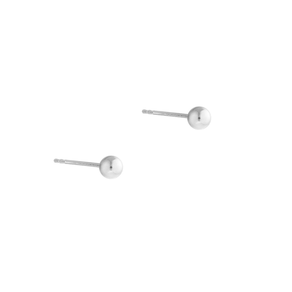 Minimalistyczne kolczyki KULKI 4 mm srebrne – delikatne, bazowe i ponadczasowe. Idealne do codziennych stylizacji i mix & match.