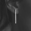 Kolczyki ręcznie robione Mokave na sztyft młotkowane srebrne - Długa linia - na uchu