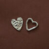 Kolczyki Perfect Match srebrne – nieregularna biżuteria artystyczna o organicznych kształtach. Asymetryczne kolczyki serca to symbol równowagi i bliskości