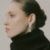 Kolczyki Fold z perłami srebrne o nieregularnych, pofalowanych kształtach. Biżuteria artystyczna, wyjątkowa faktura inspirowana pogniecionym metalem.